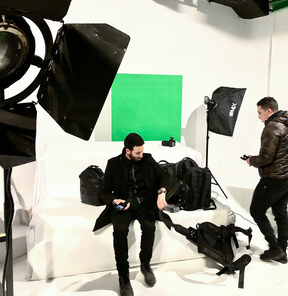 Chroma-key photography set in Morocco — small green-screen backdrop with softbox, fresnel and grip kit prepped by AdKey Prod for product and portrait shoots
