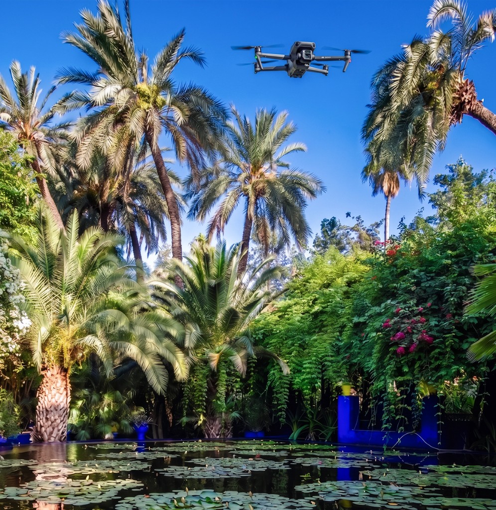 Drone posé sur helipad face à une kasbah dans le désert marocain à Ouarzazate