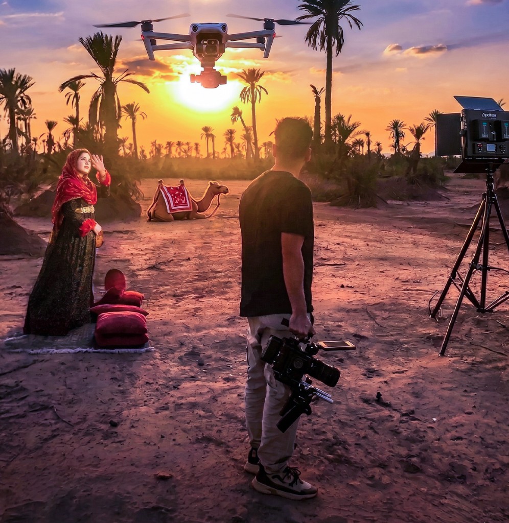 Opérateur drone professionnel en tournage au Maroc