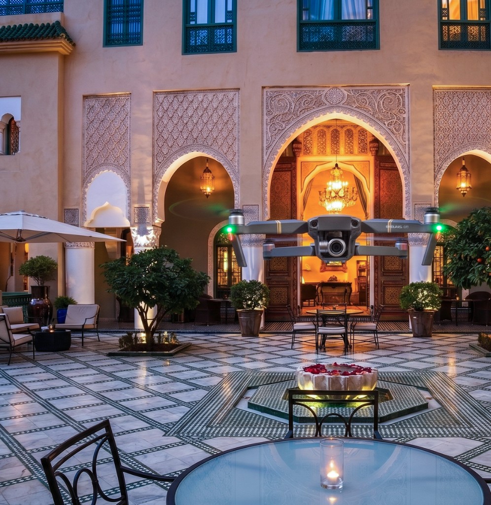 Drone captant un riad traditionnel marocain de nuit