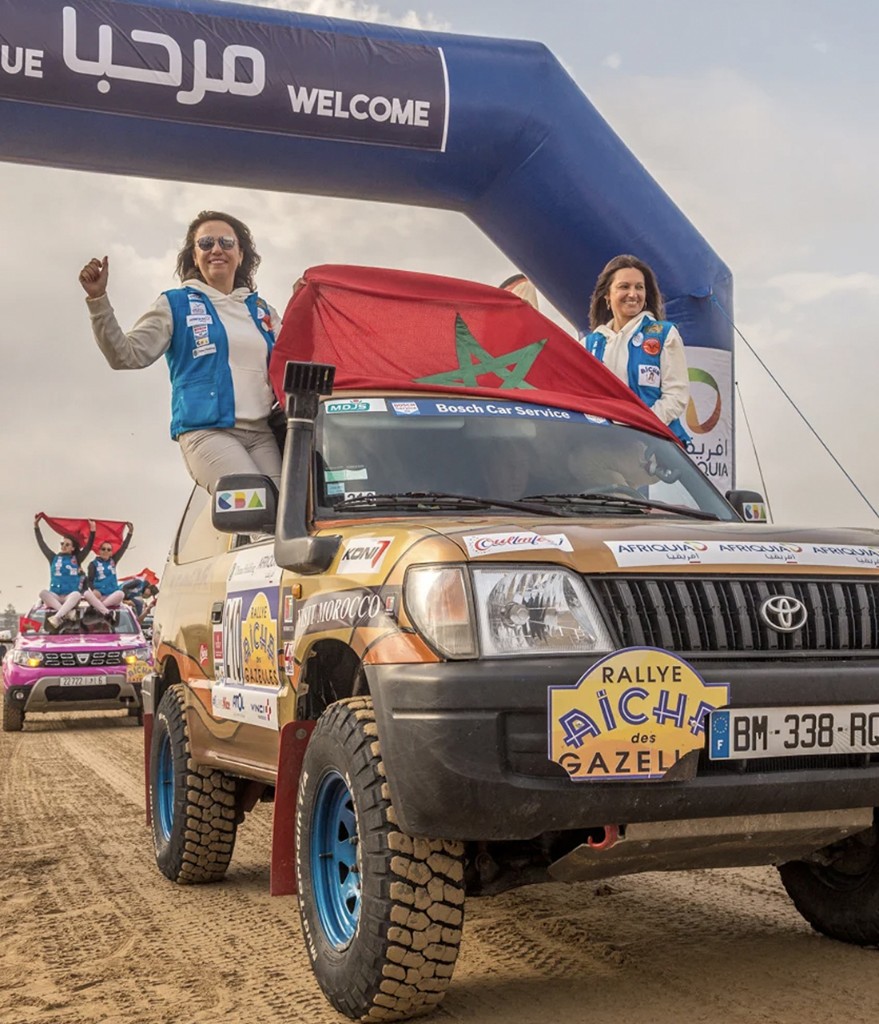 Équipe de tournage sur le Rallye Aïcha des Gazelles au Maroc - Production vidéo AdKey