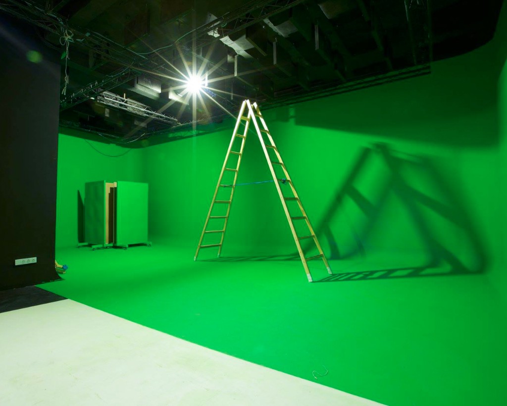 Empty 100 m² green-screen stage in Tangier, Morocco — overhead truss, motorised lighting rig and floor cyclorama ready for chroma-key broadcast