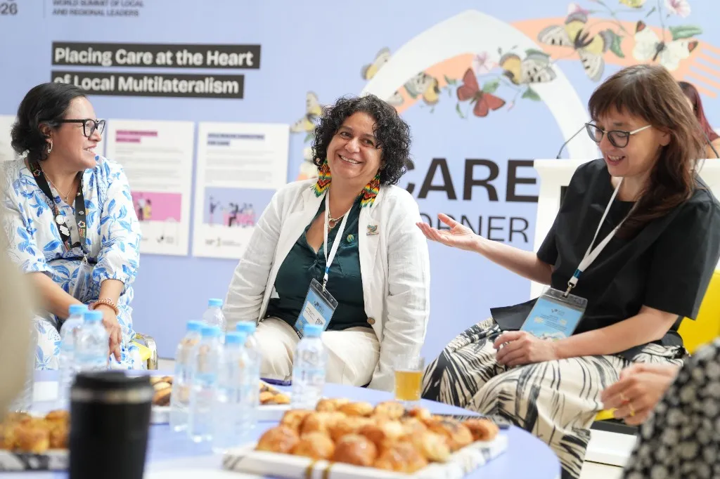 Photographe événementiel à Tanger : déléguées en discussion au Care Corner du Congrès Mondial UCLG 2026