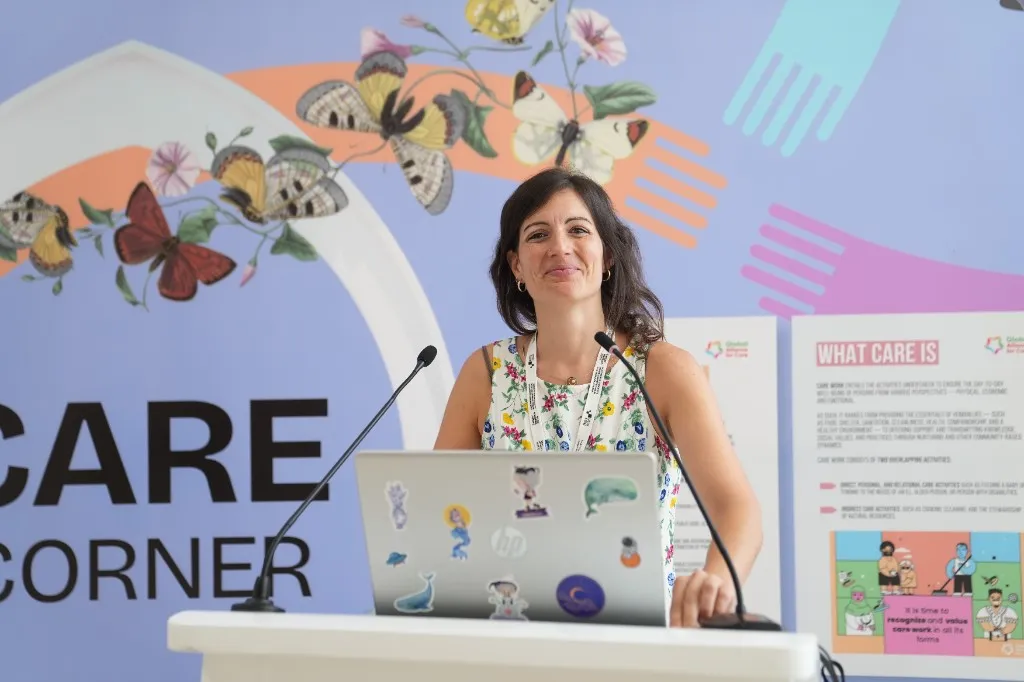 Photographe corporate à Tanger : prise de parole d'une intervenante au sommet UCLG 2026